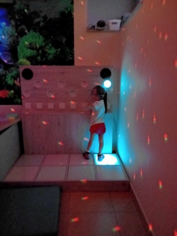 225615278_1061123590959256_4004233217564146630_n (600×800) NIE JESTEŚ SAM - SALA DOŚWIADCZANA ŚWIATA