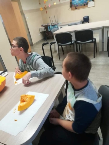 ZABAWY DYNIĄ